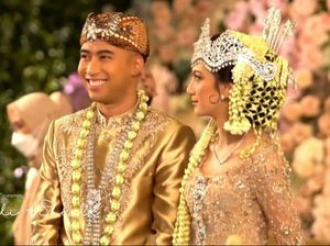 Senyum Semringah Vidi Aldiano Usai Resmi Nikahi Sheila Dara