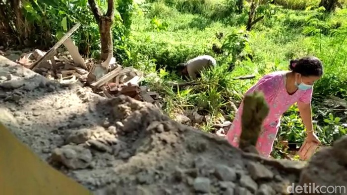 Ramai-ramai Warga Pesisir Pandeglang Bersihkan Puing Rumah Imbas Gempa
