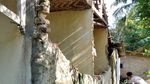 Ramai-ramai Warga Pesisir Pandeglang Bersihkan Puing Rumah Imbas Gempa