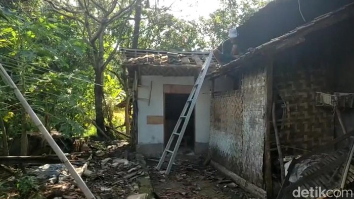 Ramai-ramai Warga Pesisir Pandeglang Bersihkan Puing Rumah Imbas Gempa Ramai-ramai Warga Pesisir Pandeglang Bersihkan Puing Rumah Imbas Gempa