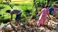Sebagaimana dilakukan Irma, warga Desa Sumberjaya, Kecamatan Sumur, Pandeglang. Ia beserta suami dan dibantu tetangganya membersihkan puing-puing bangunan yang rusak setelah diguncang gempa Banten Jumat (14/1) kemarin.