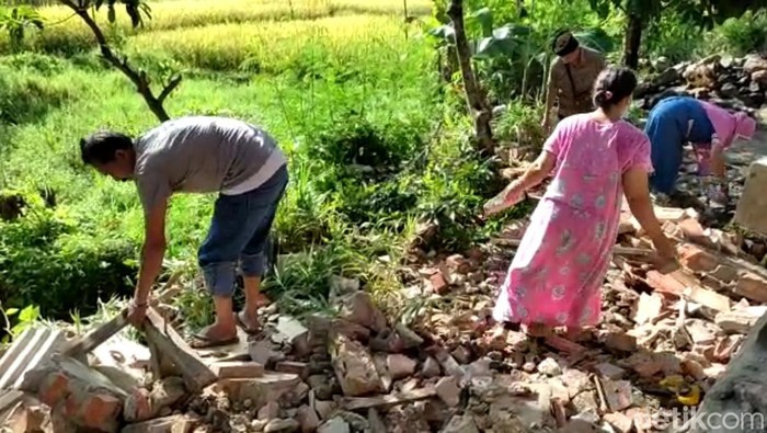 Ramai-ramai Warga Pesisir Pandeglang Bersihkan Puing Rumah Imbas Gempa Ramai-ramai Warga Pesisir Pandeglang Bersihkan Puing Rumah Imbas Gempa