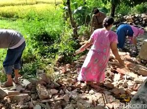 Ramai-ramai Warga Pesisir Pandeglang Bersihkan Puing Rumah Imbas Gempa