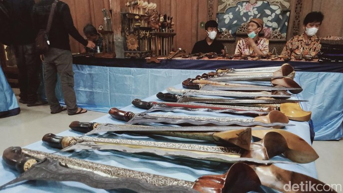 Ratusan keris dipajang dalam acara Blantikan (bursa) Tosan Aji yang digelar paguyuban tosan aji Klaten (Patosaka).