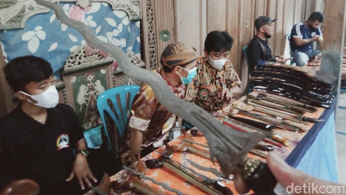 Ratusan keris dipajang dalam acara Blantikan (bursa) Tosan Aji yang digelar paguyuban tosan aji Klaten (Patosaka).