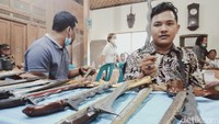 Selain itu, dijual juga kelengkapan keris. Mulai dari warangka, deder, pendok, mendak dan lainnya. Di sela bursa, ada pula diskusi ringan pengunjung dan pemilik.
