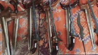 Dalam bursa tersebut, para pegiat, kolektor dan peminat keris bisa melihat langsung dan berinteraksi berjual beli. Selain keris tangguh Solo dan Yogyakarta, ditampilkan keris tangguh lokal.