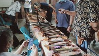 Seratusan keris dipamerkan dalam acara Blantikan (bursa) Tosan Aji yang digelar paguyuban tosan aji Klaten (Patosaka) I, Sabtu (15/1/2022).