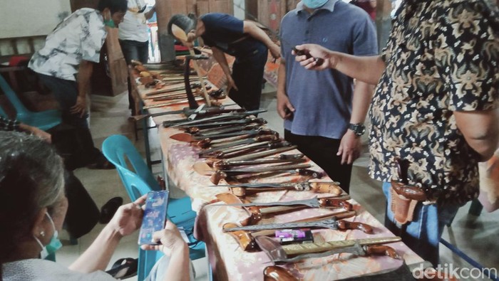 Ratusan keris dipajang dalam acara Blantikan (bursa) Tosan Aji yang digelar paguyuban tosan aji Klaten (Patosaka).