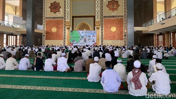 Ribuan warga di wilayah Bandung Barat melangsungkan doa bersama dan istigosah di Masjid Ash Siddiq, Pemkab Bandung Barat, pada Jumat (14/1/2022).
