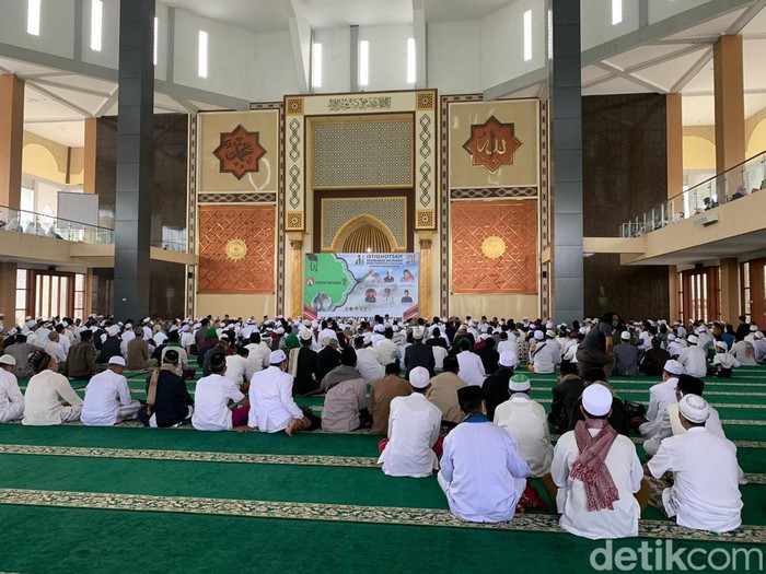 Ribuan warga di wilayah Bandung Barat melangsungkan doa bersama dan istigosah di Masjid Ash Siddiq, Pemkab Bandung Barat, pada Jumat (14/1/2022).