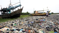Sampah yang sebagian besar dari limbah rumah tangga dan plastik tersebut terseret arus dan menumpuk di pantai sehingga mengganggu aktivitas nelayan. 