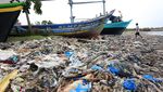 Begini Hamparan Sampah di Pantai Dadap Indramayu
