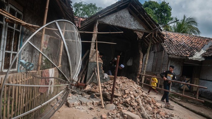 SEBANYAK 1.231 RUMAH RUSAK AKIBAT GEMPA BANTEN Warga dibantu personel TNI membersihkan bangunan rumahnya yang rusak di Sumur, Pandeglang, Banten, Sabtu (15/1/2022). Sebanyak 1.231 rumah dengan rincian 226 rusak berat, 290 rusak sedang, 715 rusak ringan, dan 14 puskesmas di tiga daerah di Banten rusak akibat gempa bumi magnitudo 6,6 SR yang terjadi pada Jumat (14/1) kemarin. ANTARA FOTO/Muhammad Bagus Khoirunas/HP.