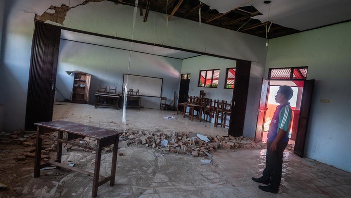 SEKOLAH RUSAK AKIBAT GEMPA DI BANTEN Petugas sekolah melihat kondisi ruang kelas yang rusak akibat gempa di SDN Kerta Mukti, Sumur, Pandeglang, Banten, Sabtu (15/1/2022). BPBD Provinsi Banten mencatat sebanyak 25 bangunan sekolah rusak akibat gempa berkekuatan 6,7 SR yang terjadi pada Jumat (14/1) sehingga sebagian kegiatan belajar mengajar (KBM) terpaksa diliburkan. ANTARA FOTO/Muhammad Bagus Khoirunas/nym.