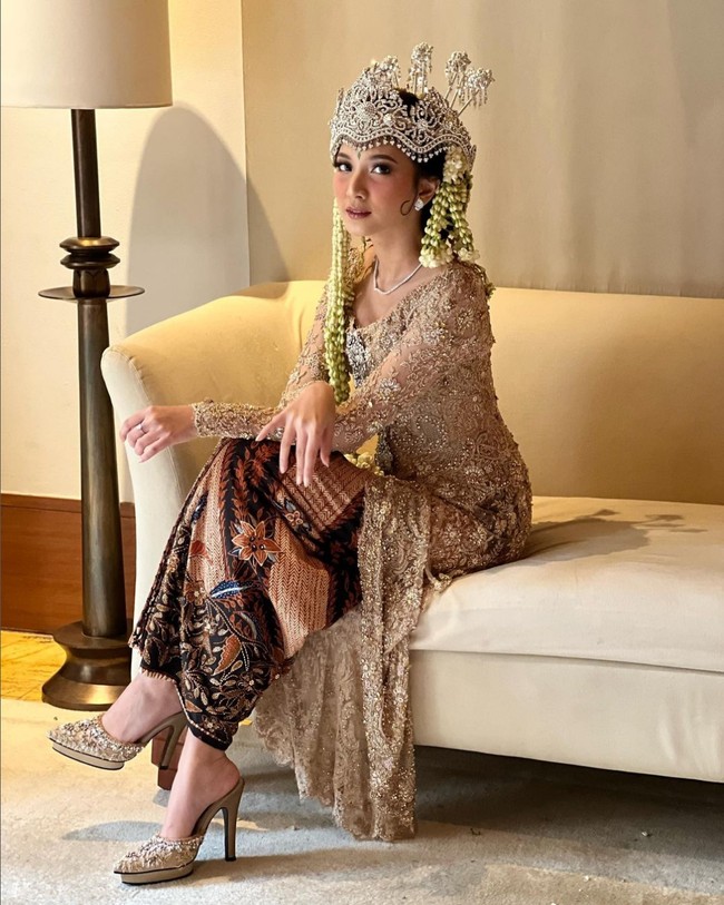 Kebaya modern dengan potongan mullet ini merupakan rancangan desainer kebaya ternama, Vera Anggraini. Foto: Instagram/@veraanggraini_kebaya