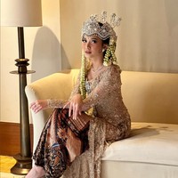 Kebaya modern dengan potongan mullet ini merupakan rancangan desainer kebaya ternama, Vera Anggraini. Foto: Instagram/@veraanggraini_kebaya