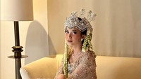 Penyanyi Vidi Aldiano menikah dengan aktris Sheila Dara pada Sabtu (15/1/2022). Sheila dan Vidi pertama kali bertemu pada tahun 2015. Instagram/@veraanggraini_kebaya  