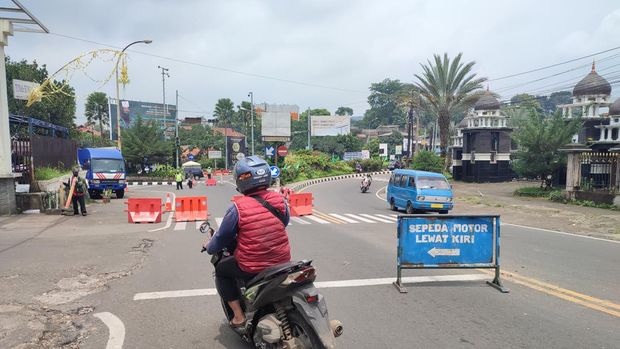 Situasi lalu lintas di Gadog, Bogor saat penerapan sistem One Way kendaraan arah Puncak-Gadog