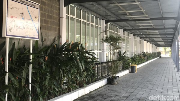 Penanaman pohon di stasiun merupakan program tanggung jawab perusahaan untuk mendukung kelestarian lingkungan. Stasiun yang asri dan dipenuhi tanaman akan memberikan nuansa sejuk, serta mempercantik tampilan depan stasiun. Penanaman pohon di stasiun merupakan program tanggung jawab perusahaan untuk mendukung kelestarian lingkungan. Stasiun yang asri dan dipenuhi tanaman akan memberikan nuansa sejuk, serta mempercantik tampilan depan stasiun.