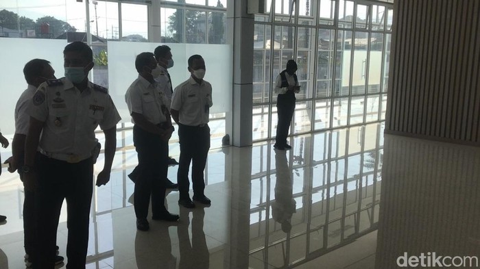 Stasiun Kereta Api di Padang, Sumatera Barat, kini punya peron dan ruang tunggu baru. Peron baru dan ruang tunggu penumpang di desain lebih modern.