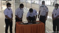 Direktur Utama PT KAI (Persero) Didiek Hartantyo meresmikan penggunaan peron baru dan ruang tunggu penumpang Stasiun Padang itu, Sabtu (15/1/2022). Prosesi peresmian dilakukan dengan pemotongan pita dan penandatanganan prasasti. Didiek Hartantyo didampingi Direktur Niaga PT KAI (Persero) Dadan Rudiansyah dan Vice President PT KAI Divre II Sumatera Barat Mohamad Arie Fathurrochman.