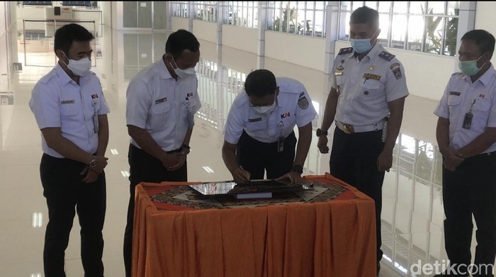 Stasiun Kereta Api Padang kini Makin Modern Stasiun Kereta Api di Padang, Sumatera Barat, kini punya peron dan ruang tunggu baru. Peron baru dan ruang tunggu penumpang di desain lebih modern.