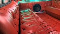 Interior bagian dalam hampir keseluruhan dibalut kulit sintetis berwarna merah bata, tidak hanya di sofa penumpang tapi juga sampai lantai angkot juga dibuat empuk meski hanya sebagai pijakan. Siapa sangka, angkot Deri juga sering disertakan dalam beberapa lomba modifikasi di beberapa kota. Angkot itu bahkan pernah menyabet juara di ajang tersebut.