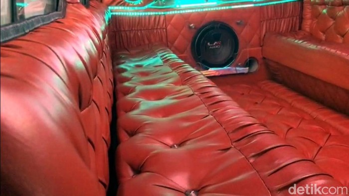 Sukabumi Punya Angkot Mewah Rasa Sultan Lho Lampu LED warna-warni, sofa berkulit sintetis, sebuah televisi layar datar terpasang rapi di angkutan kota jurusan Cicurug- Kota Bogor ini. Penasaran?