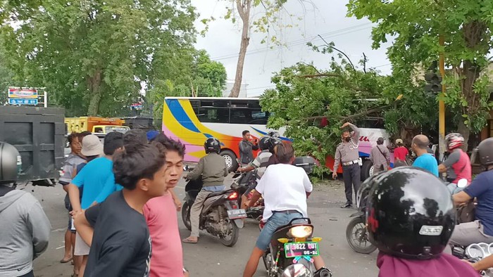 Tabrakan Beruntun Kembali Terjadi di Probolinggo, 10 Orang Luka-luka