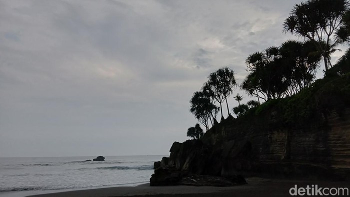 Tanah Lot Jawa Barat di Pantai Batuhiu, Pangandaran