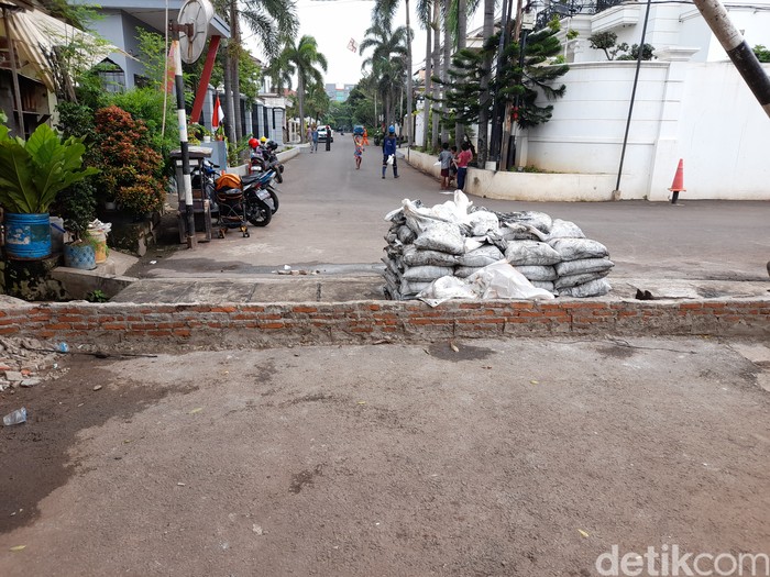 Tanggul di perumahan Komplek Kavling TNI AL, Pondok Bambu, Jakarta Timur, 15 Januari 2022. (Marteen Ronaldo Pakpahan/detikcom)