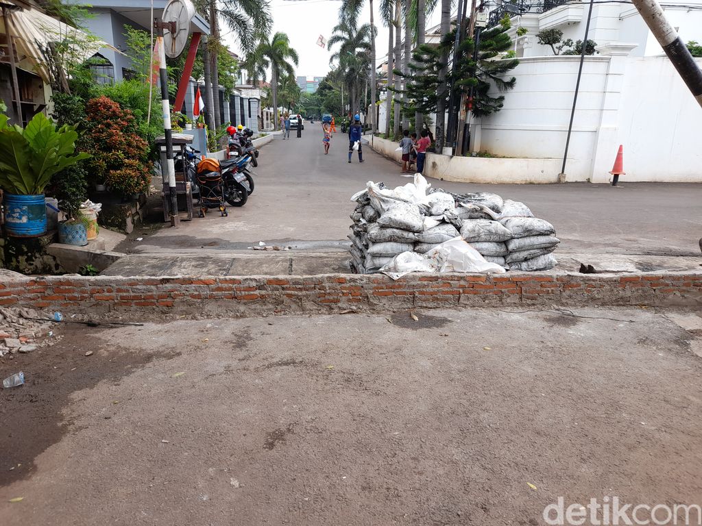 Tanggul di perumahan Komplek Kavling TNI AL, Pondok Bambu, Jakarta Timur, 15 Januari 2022. (Marteen Ronaldo Pakpahan/detikcom)