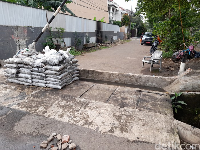 Tanggul di perumahan Komplek Kavling TNI AL, Pondok Bambu, Jakarta Timur, 15 Januari 2022. (Marteen Ronaldo Pakpahan/detikcom)