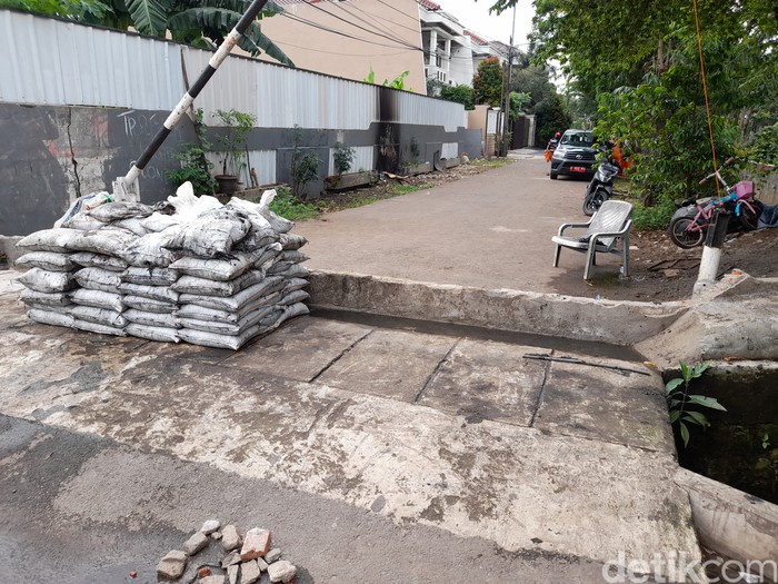 Tanggul di perumahan Komplek Kavling TNI AL, Pondok Bambu, Jakarta Timur, 15 Januari 2022. (Marteen Ronaldo Pakpahan/detikcom)
