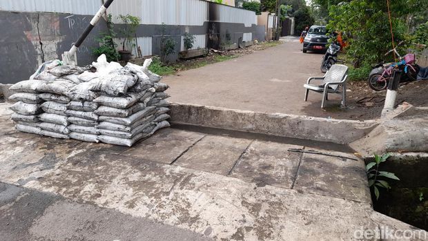 Tanggul di perumahan Kompleks Kaveling TNI AL, Pondok Bambu, Jakarta Timur, 15 Januari 2022. (Marteen Ronaldo Pakpahan/detikcom)