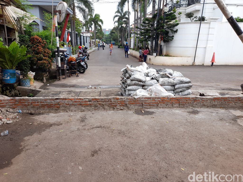 Tanggul tengah jalan di perumahan kawasan Pondok Bambu, Jakarta Timur, 15 Januari 2022. (Marteen Ronaldo Pakpahan/detikcom)
