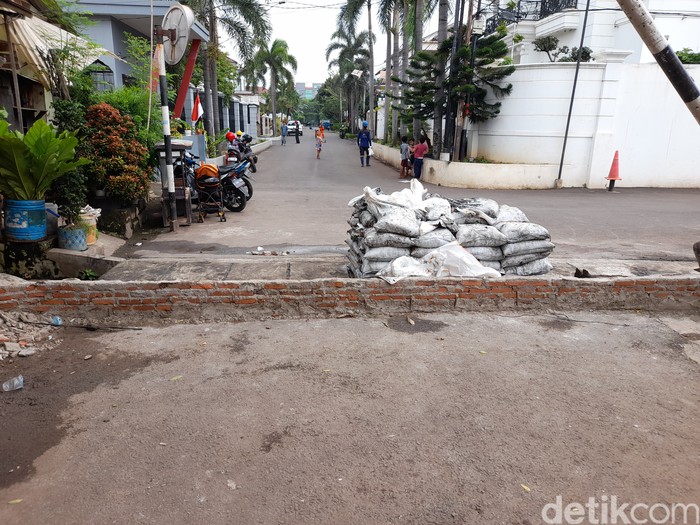 Tanggul tengah jalan di perumahan kawasan Pondok Bambu, Jakarta Timur, 15 Januari 2022. (Marteen Ronaldo Pakpahan/detikcom) Tanggul tengah jalan di perumahan kawasan Pondok Bambu, Jakarta Timur, 15 Januari 2022. (Marteen Ronaldo Pakpahan/detikcom)
