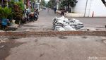 Anehnya Tanggul Tengah Jalan di Pondok Bambu Jaktim
