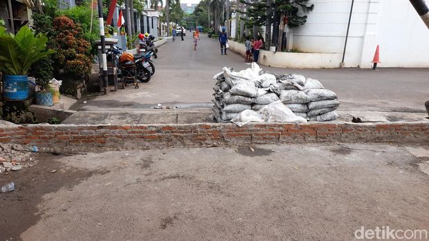 Tanggul tengah jalan di perumahan kawasan Pondok Bambu, Jakarta Timur, 15 Januari 2022. (Marteen Ronaldo Pakpahan/detikcom)