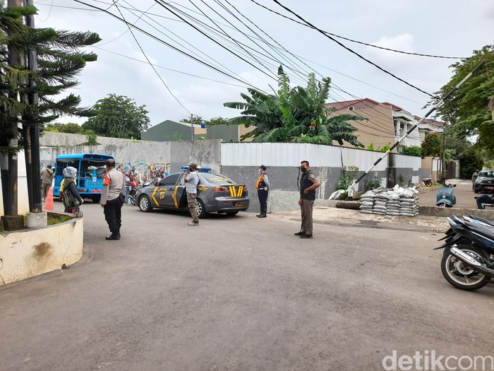Tanggul tengah jalan di perumahan kawasan Pondok Bambu, Jakarta Timur, 15 Januari 2022. (Marteen Ronaldo Pakpahan/detikcom)