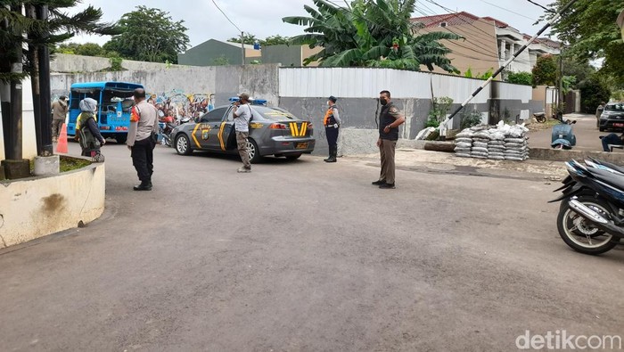 Tanggul tengah jalan di perumahan kawasan Pondok Bambu, Jakarta Timur, 15 Januari 2022. (Marteen Ronaldo Pakpahan/detikcom) Tanggul tengah jalan di perumahan kawasan Pondok Bambu, Jakarta Timur, 15 Januari 2022. (Marteen Ronaldo Pakpahan/detikcom)