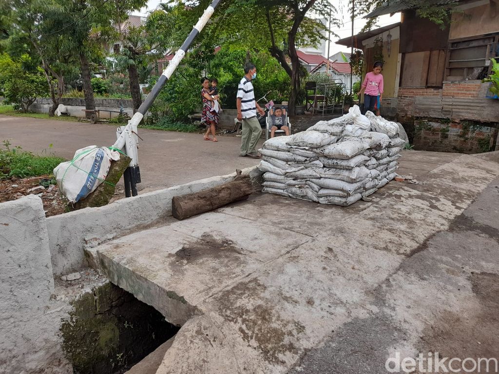 Tanggul tengah jalan di perumahan Pondok Bambu, Jakarta Timur, 15 Januari 20221. (Marteen Ronaldo Pakpahan/detikcom)