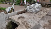 Karung-karung goni isi tanah juga tampak ditumpuk di kawasan tersebut untuk menghalangi jalan.