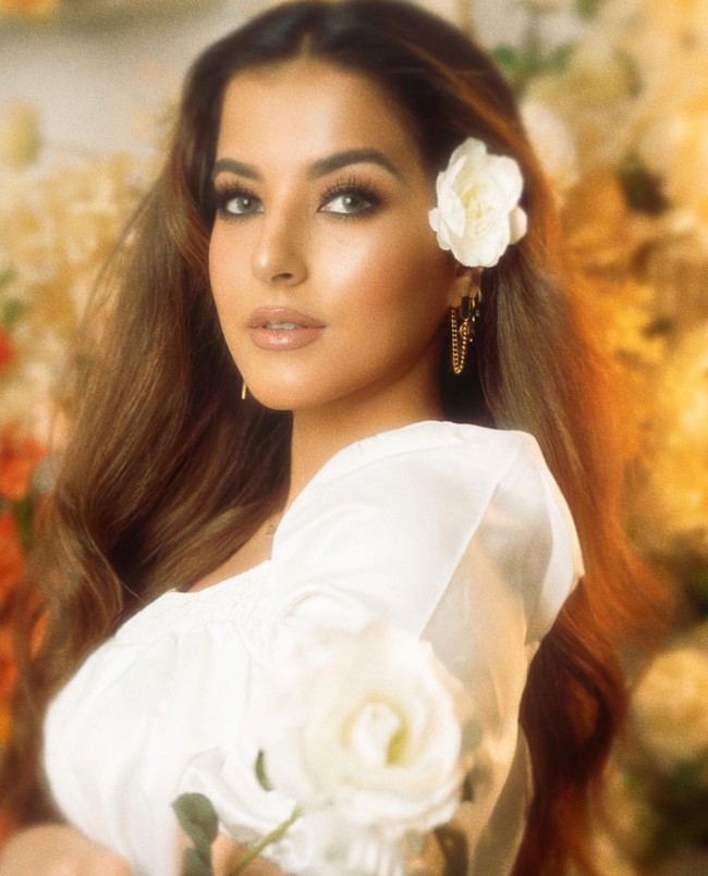 Tasya Farasya sukses menirukan riasan wajah a la Rosalinda dan membuat netizen takjub. Pasalnya penampilan sang beauty vlogger sangat mirip dengan Rosalinda. Foto: Instagram/@tasyafarasya