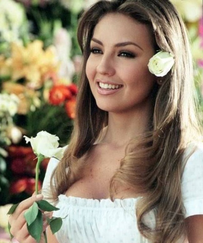 Rosalinda merupakan telenovela yang populer pada era ’90-an. Rambut bergelombang dengan aksesori bunga mawar dan riasan wajah nude jadi ciri khas gadis lugu yang diperankan aktris latin Thalia tersebut. Foto: Instagram/@tasyafarasya