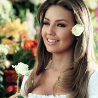 Rosalinda merupakan telenovela yang populer pada era ’90-an. Rambut bergelombang dengan aksesori bunga mawar dan riasan wajah nude jadi ciri khas gadis lugu yang diperankan aktris latin Thalia tersebut. Foto: Instagram/@tasyafarasya