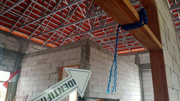 Tempat kejadian perkara Sekdes Belege, Blahbatu, Gianyar, Bali, I Ketut Candra Suratana (55) ditemukan tewas gantung diri.