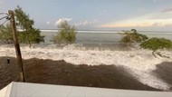 Peringatan Tsunami Berlaku di Pantai Barat AS dan Banjir di Hawaii