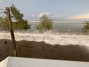 Detik-detik Erupsi Gunung Bawah Laut di Tonga hingga Picu Tsunami